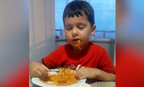 Ne uykudan vazgeçti ne de yemek yemekten