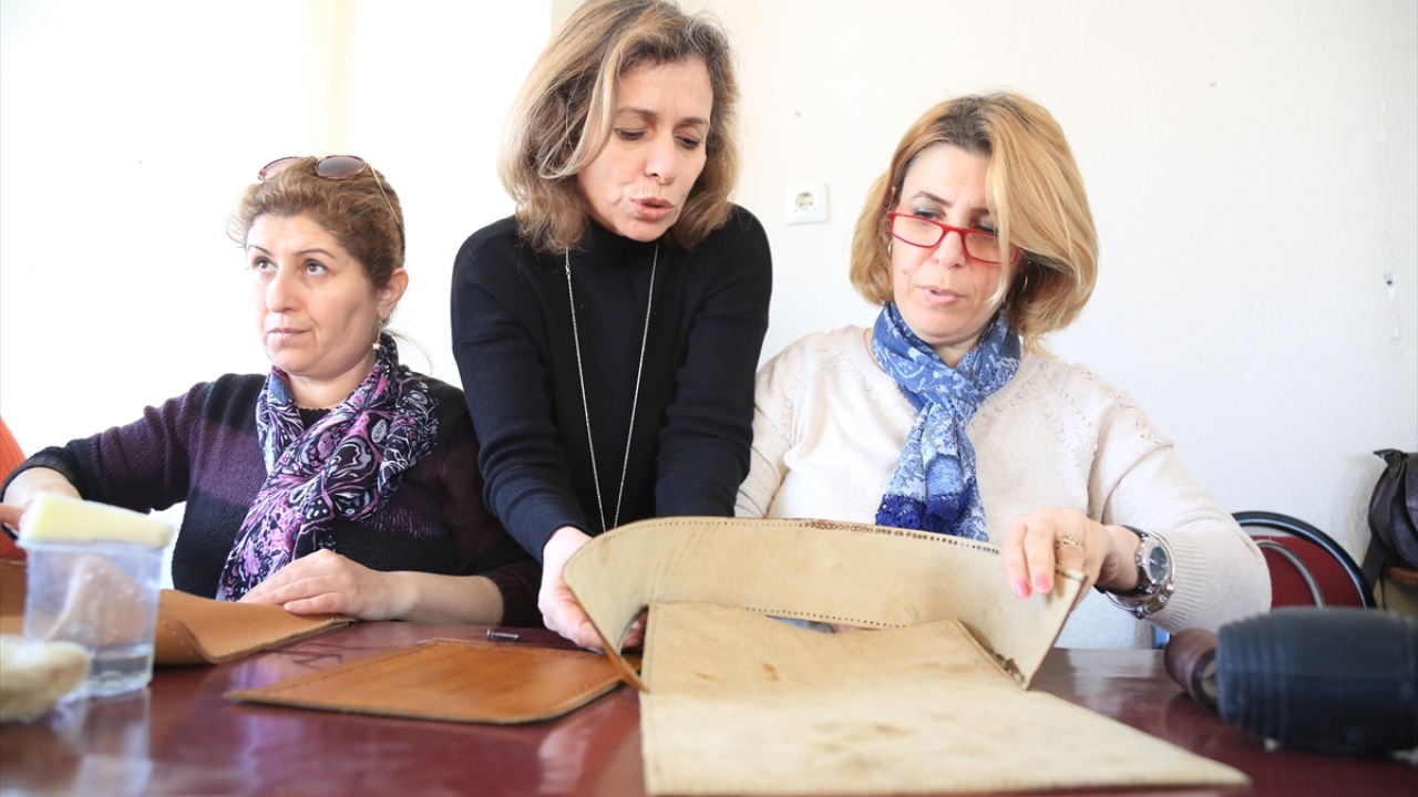 Kurum bünyesinde açılan çini, seramik, deri çanta yapımı, geleneksel Türk nakışları, kırk yama gibi el sanatları kurslarına kayıt yaptıran çok sayıda kursiyer, motifler konusunda uzmanlardan eğitim aldı.