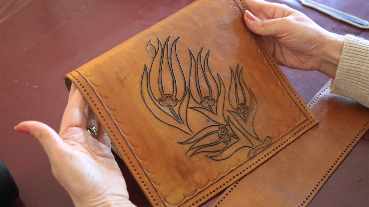 Daha sonra atölyelerde çalışmaya başlayan kursiyerler, usta öğreticilerin desteğiyle Türk İslam sanatında kullanılan hayvansal ve bitkisel motiflerle süslü el emeği göz nuru sanat ürünleri üretti.