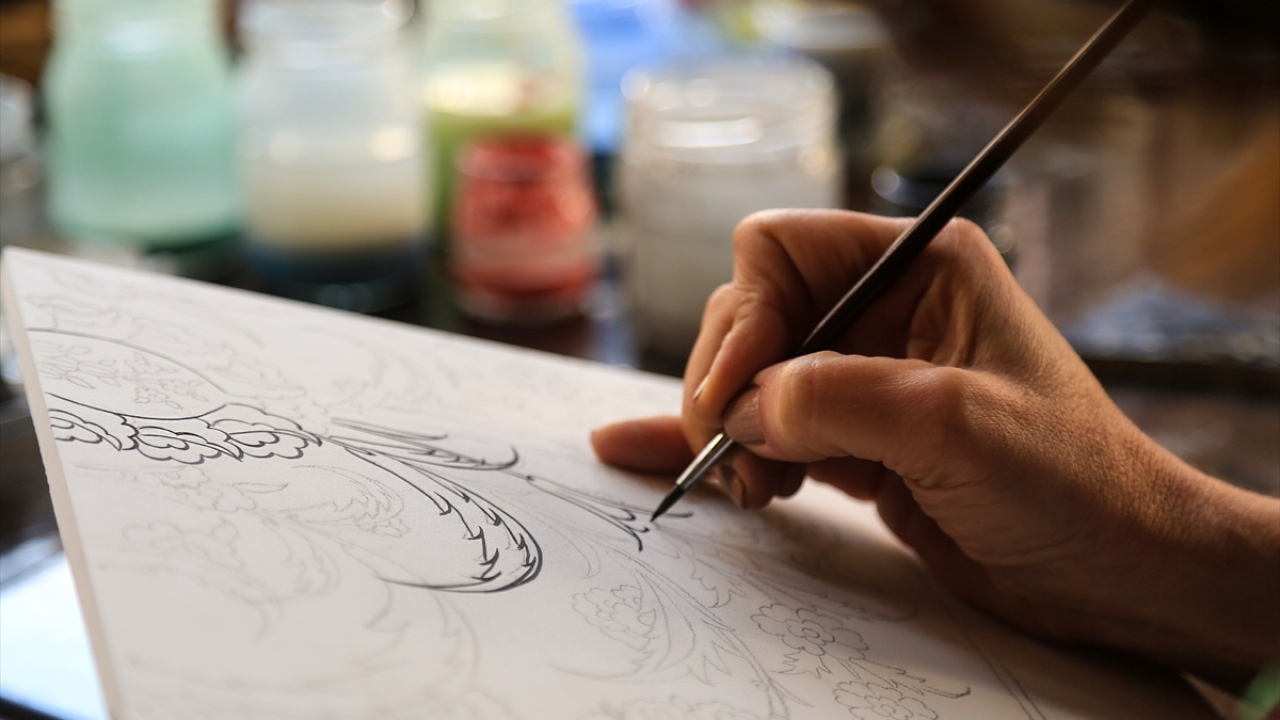 Milas Halk Eğitimi Merkezi`nde çini usta öğreticisi olarak görev yapan Ayşe Arsın ise Türk İslam sanatının motifler ve anlamlar yönüyle çok zengin olduğunu kaydetti.