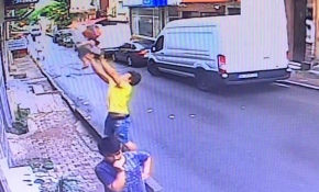 İkinci kattan düşen bebeği havada yakaladı