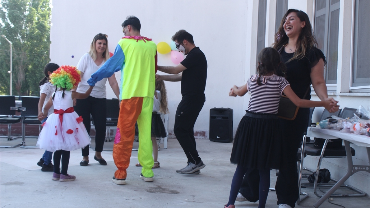 Öğretmenler daha sonra bu oyuncakları yanlarına alarak beraberlerindeki İl Milli Eğitim Müdürü Mehmet Faruk Tekin, Halk Eğitim Merkezi ve Akşam Sanat Okulu Müdürü Ahmet Aktaş ile Sevgi Evi`ne gitti.