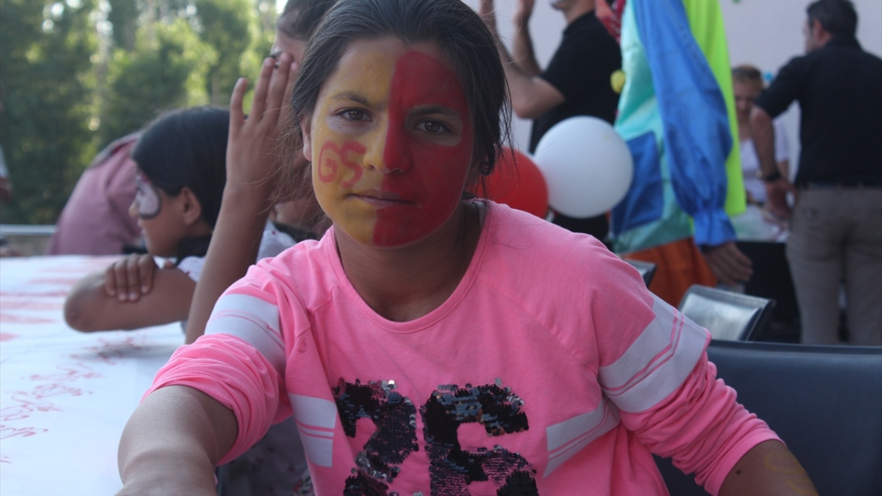 Sevgi Evi`nin bahçesinde düzenlenen etkinlikte oyuncakları çocuklara dağıtan Tekin, Aktaş ve öğretmenler, çocuklarla bir süre oynayıp gönüllerince eğlenmeleri sağladı.