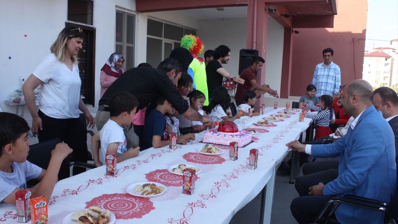 Küçük çocuklar, her biri el emeği göz nuru ile örülen oyuncakları alınca büyük mutluluk yaşadı.