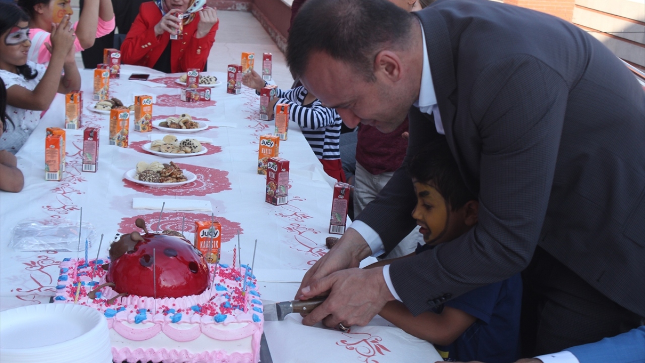 Etkinlik, Tekin, Aktaş ve öğretmenlerin kestikleri pastayı da çocuklara ikram etti.