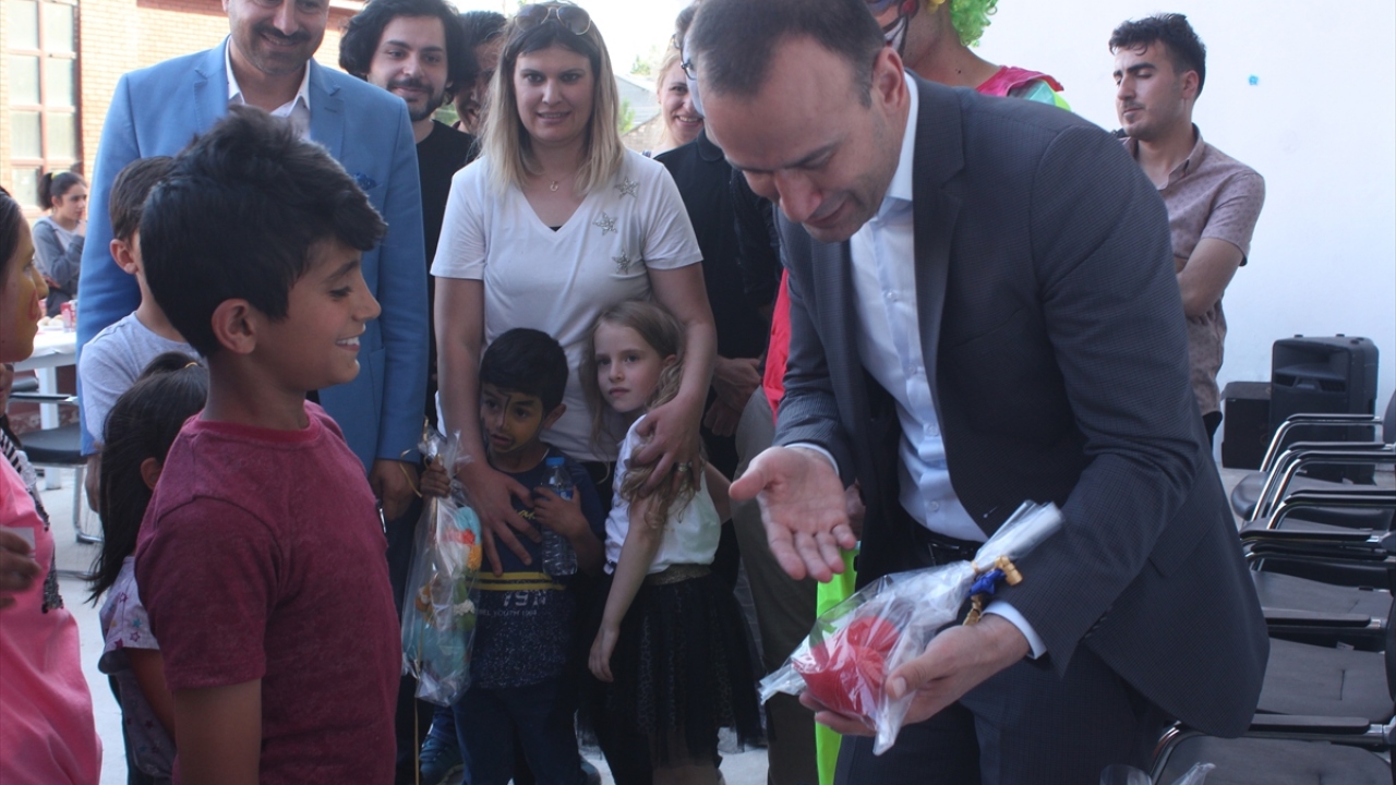 Çocuklar ile müzik eşliğinde eğlenip sohbet eden Tekin, Aktaş ve öğretmenler, çocukların güzel vakit geçirmesini sağladı.