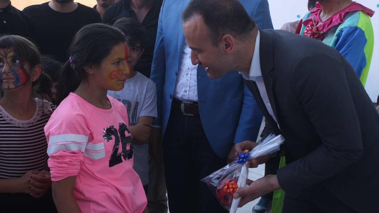 İl Milli Eğitim Müdürü Tekin, her çocuğun özel olduğunu ve öğretmenlerin yaptığı zararsız oyuncakları Sevgi Evleri`ndeki çocuklara armağan ettiklerini söyledi.