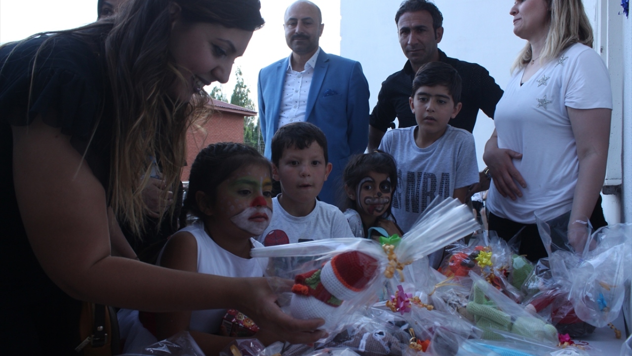 Tekin, bu çocukların yanında olmayı sürdüreceklerini vurgulayarak, "Sadece eğitimde değil aile ortamına kadar çocukların yanlarında olmak, her anlamda onları desteklemek istiyoruz. Çocuklarla bir arada olmak bizi de çok mutlu etti." ifadesini kullandı.