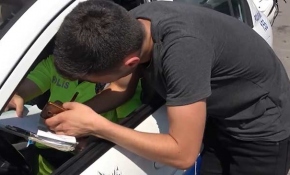 Kasksız yakalanan sürücüye para cezası