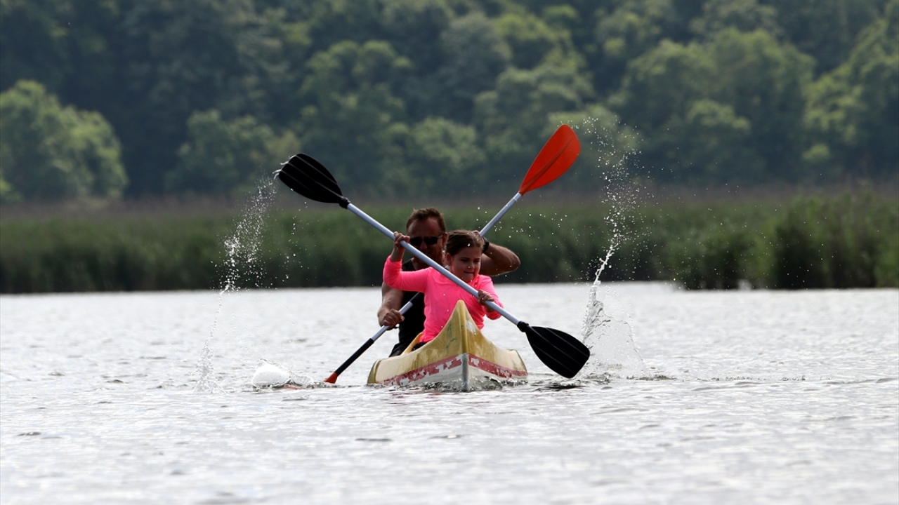 Longozun zengin florasına tanıklık etmek isteyenler Mert Gölü içerisinde kano ile gezinerek zengin floraya tanıklık ediyor.