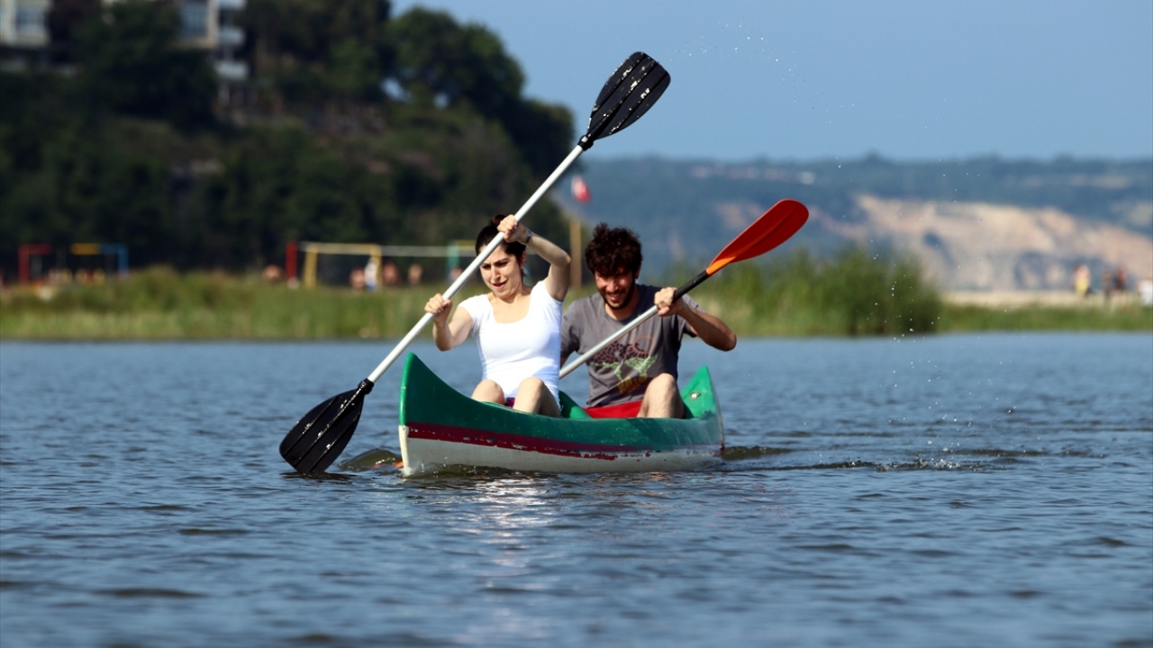 Kano ile 1,5 kilometrelik alanda kürek çekerek, longozun derinliklerine ulaşanlar, ağaçların göle yansımasını, birçok bitki türünün güzelliğini görebiliyor.