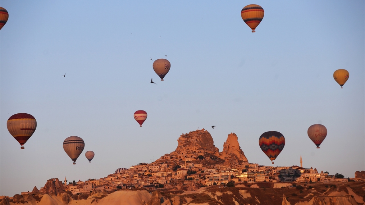 UNESCO Dünya Kültür Mirası Listesi`nde yer alan ve her yıl yüzbinlerce turist tarafından ziyaret edilen bölgeyi kuş bakışı izlemek isteyen turistlere yönelik her sabah sıcak hava balon turu düzenleniyor.