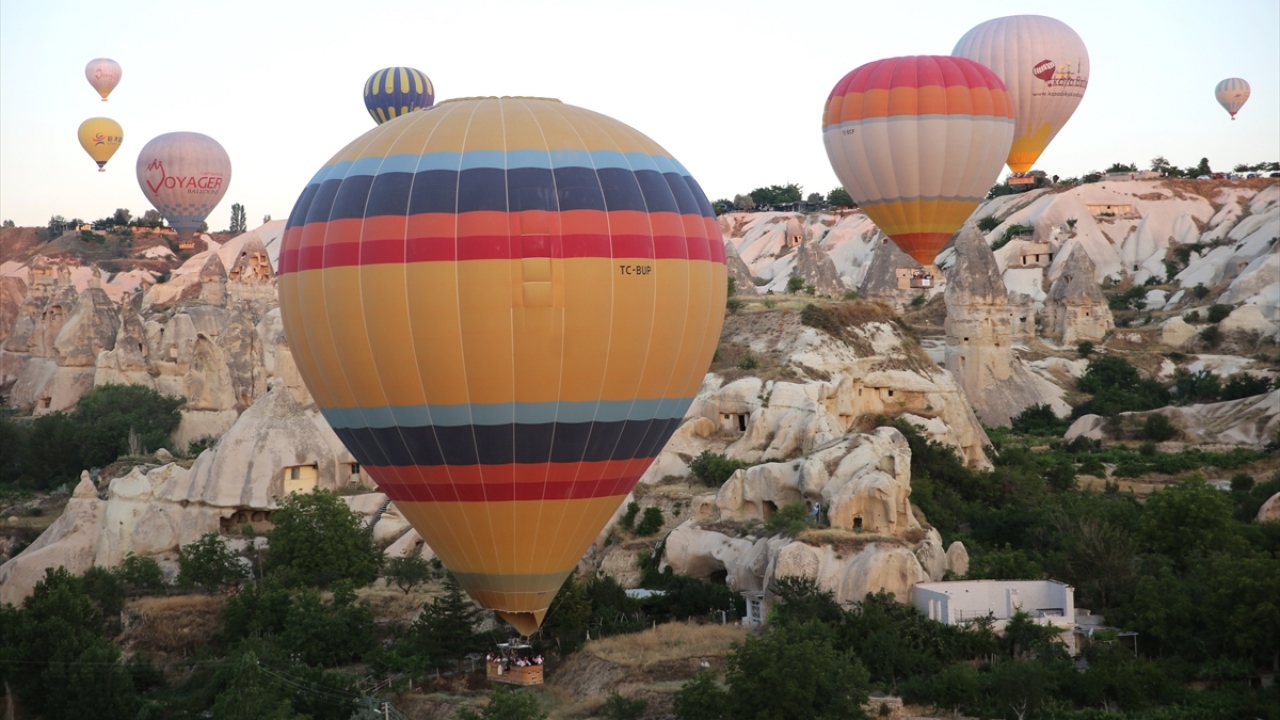Gün doğumunda, Göreme beldesinden gökyüzüne yükselen sıcak hava balonları Kapadokya`nın eşsiz güzelliğini adeta görsel şölene çeviriyor.