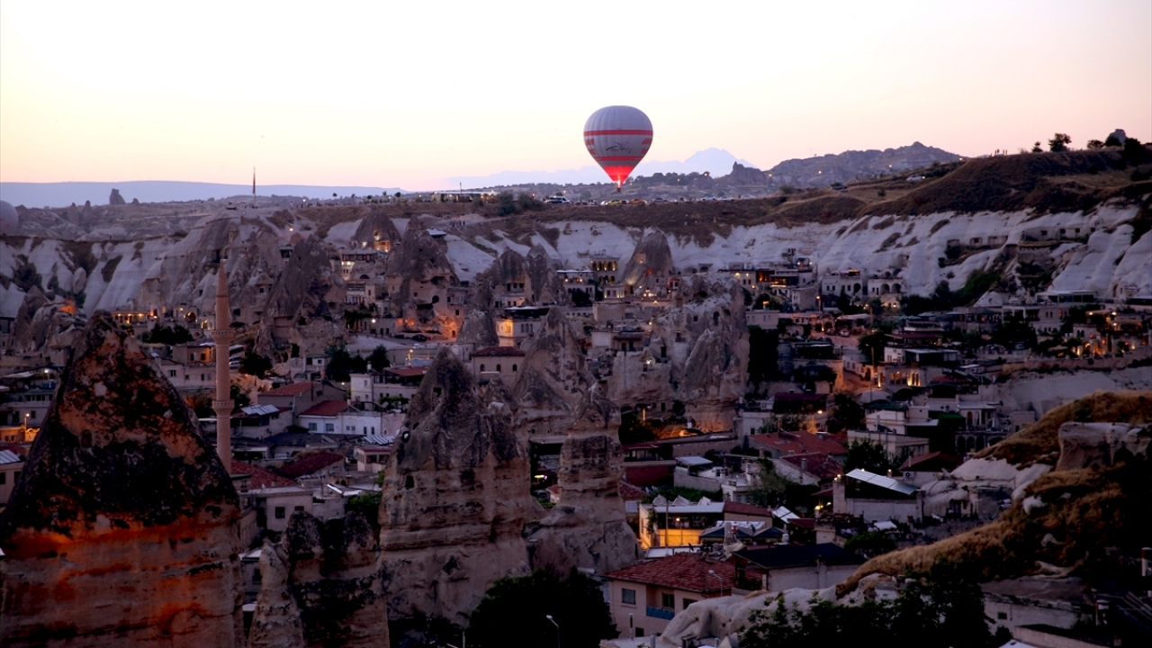 Bölgede her gün yaklaşık 150 sıcak hava balonu peş peşe yükselerek, peribacalarıyla kaplı vadiler arasında süzülüyor.