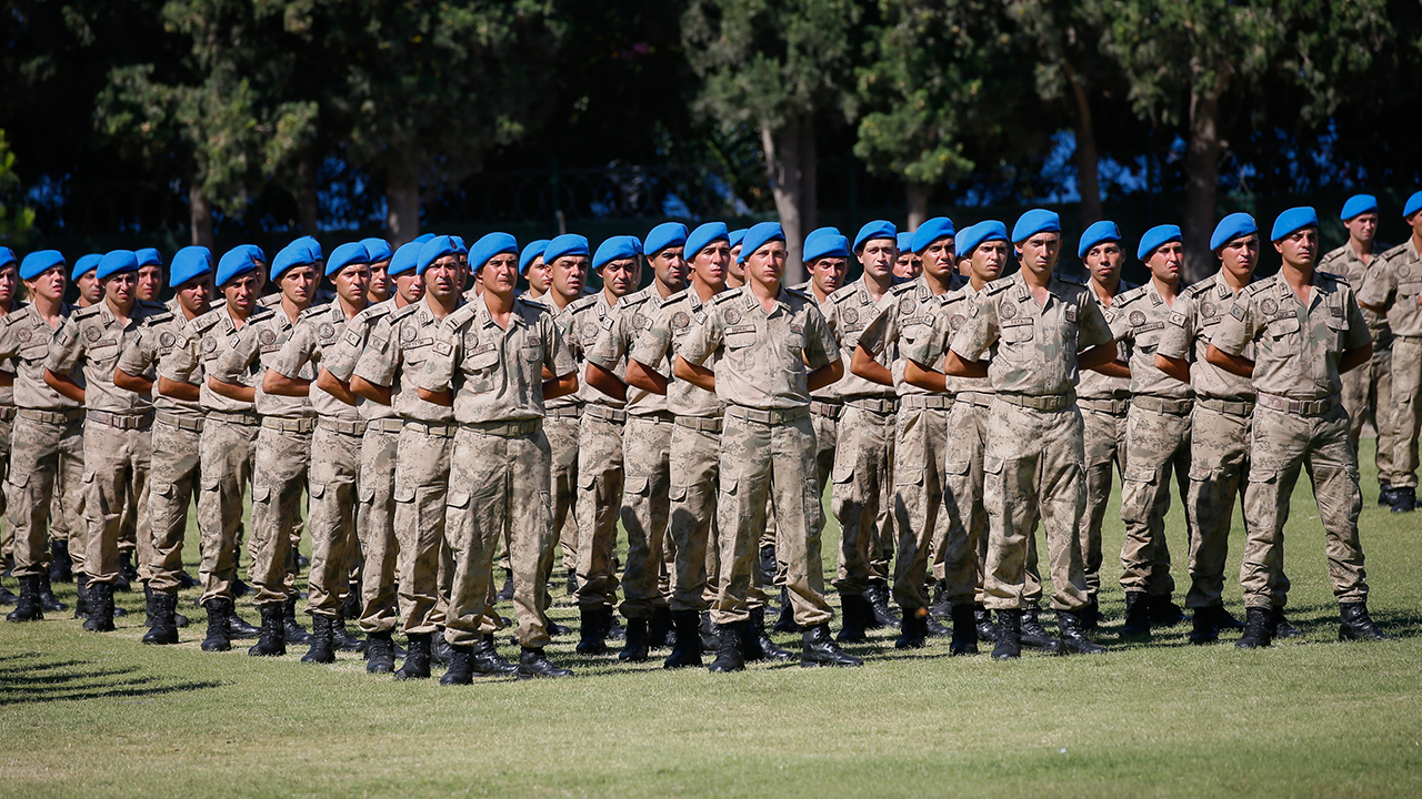 Jandarma Komando Okulu ve Eğitim Merkezi Komutanlığındaki "3. Dönem Subay Komando Temel Kursu" töreninde saygı duruşunda bulunuldu ve İstiklal Marşı okundu. 