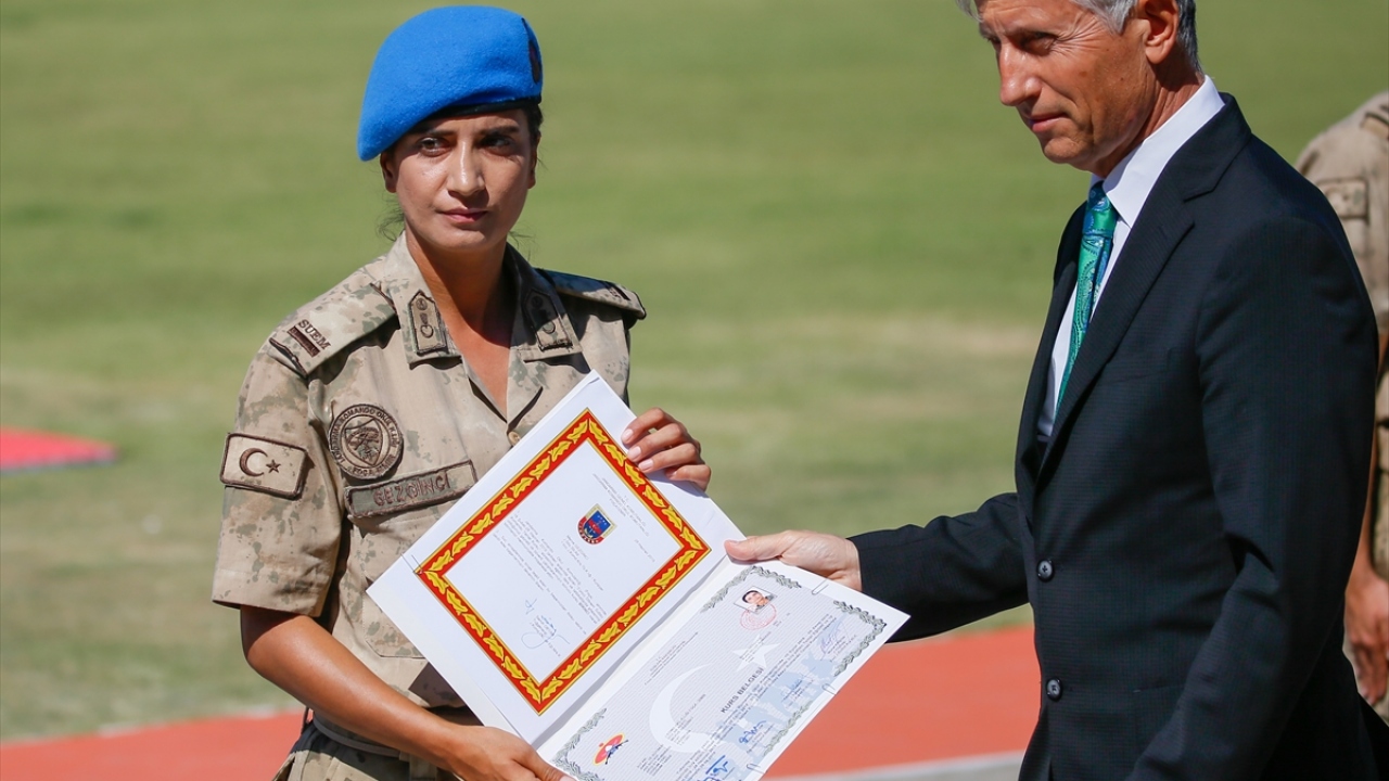 Yaklaşık 43 hafta süren komanda temel eğitim kursunun birincisi, temizlik görevlisi babasının zorlukla büyüttüğü Merve Gezginci oldu.