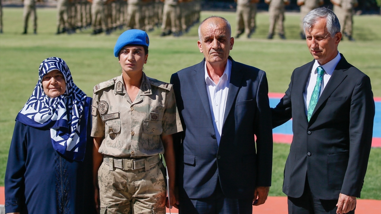 Erzincanlı ailenin üç kızından biri olan Gezginci`ye ödülü Foça Kaymakamı Ali Çetin tarafından verilirken subay adayının anne ve babası da kızlarının mutlu gününde yanında yer aldı. 