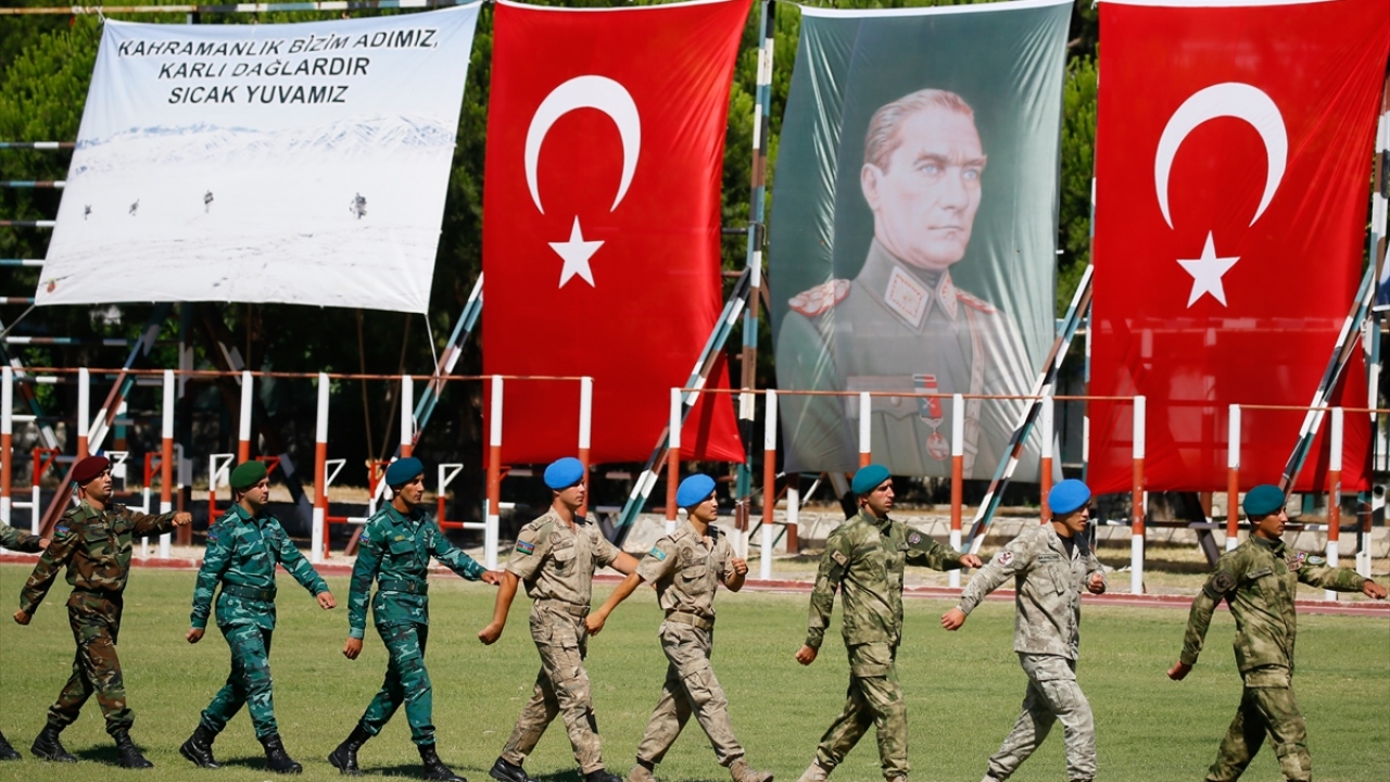 Komutanlığın öğretmen ve kursiyerleri, silahlı hareketler, yakın dövüş teknikleri ve perde kule inişi gösterileri sundu. Türk bayrağı açan komandolar, izleyicilerden alkış aldı.