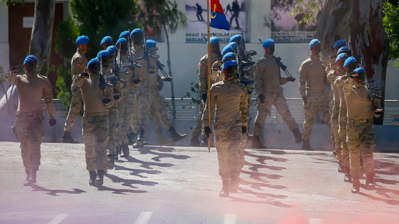 Konuşmaların ardından dereceye giren subay adaylarına belge ve ödülleri verildi.