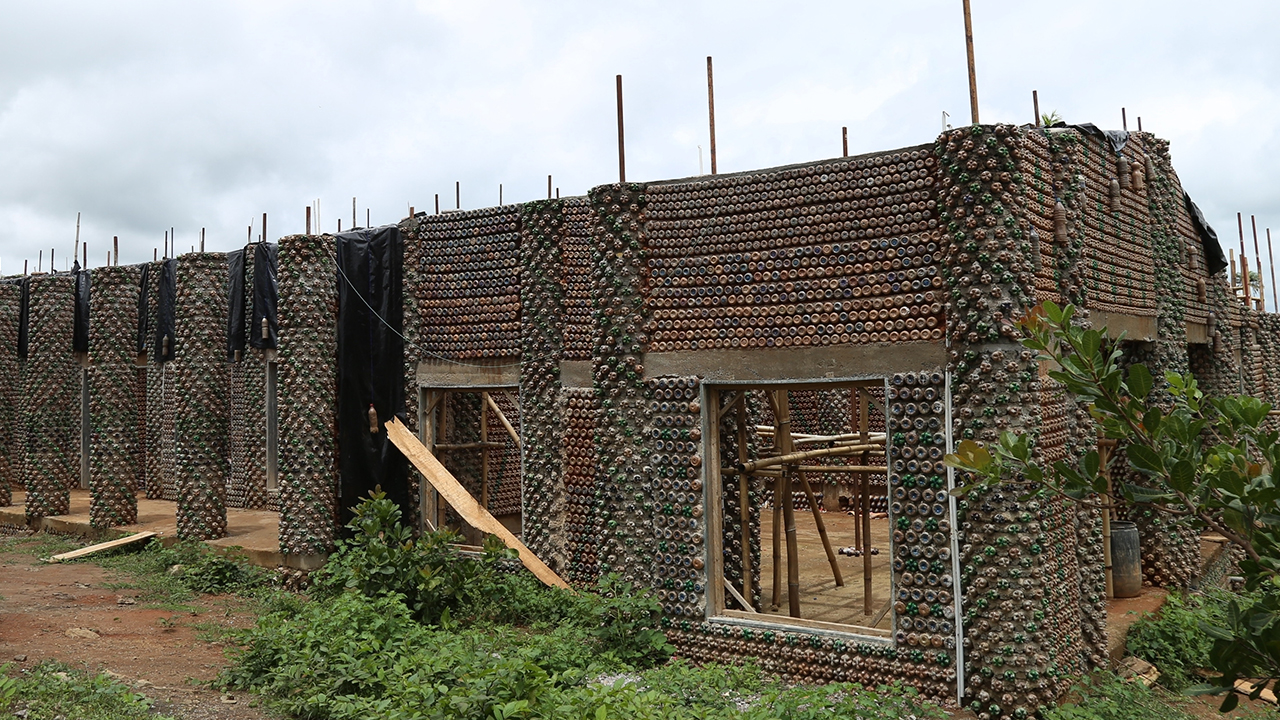 Nijeryalı mimar Dr. Muhammed Sani, doğayı ve insan sağlığını korumak için plastik şişelerden ev inşa ediyor.