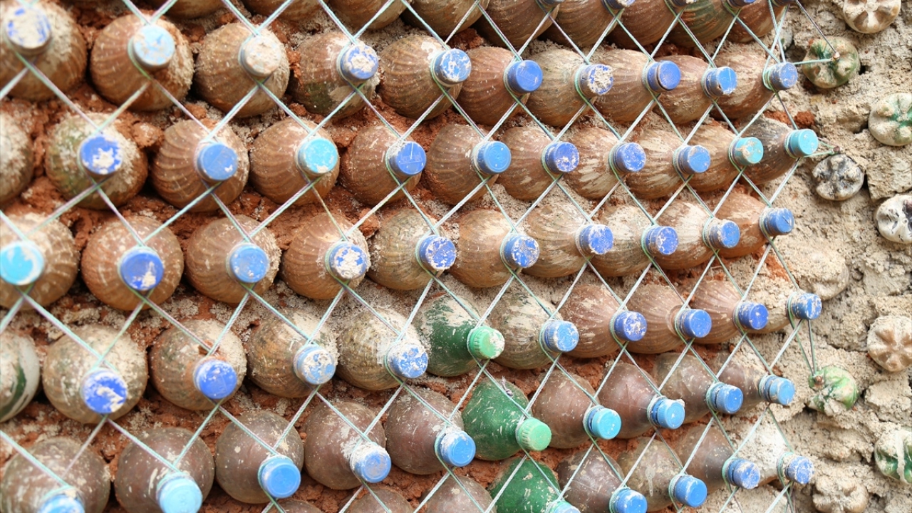 Doğaya atıldığı zaman bitki ve canlılara zarar veren, imha etmek için yakıldığında ise insan sağlığını olumsuz etkileyen pet şişeleri toplayan Sani, bu şişelerle evler inşa etti.