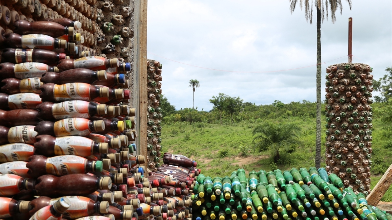 Başkent Abuja`da doğanın içinde yer alan ve üstelik elektrik ve suyu da bulunan ev, görenleri şaşırtıyor.