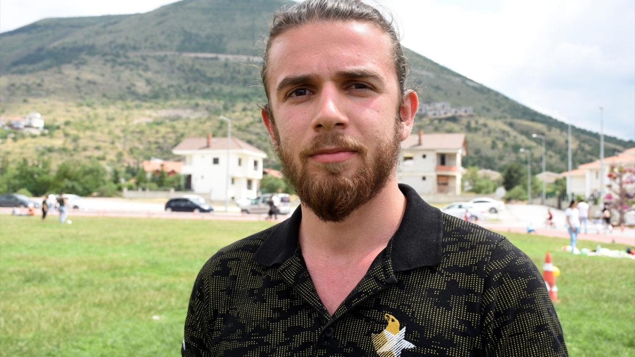 Kursiyerlerden üniversite öğrencisi Kaan Karahançer de Kayseri`ye ilk geldiğinde Ali Dağı`nda yamaç paraşütüyle uçanları görünce bu sporu yapmaya karar verdiğini dile getirdi. 