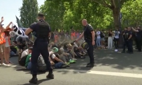 Paris'te iklim değişikliği protestocularına biber gazlı müdahale