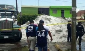 Meksika'da dolu fırtınası nedeniyle yollar buzla kaplandı