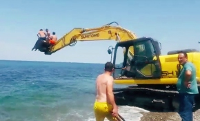 İş makinesi ile gençlerin deniz eğlencesine ortak oldu