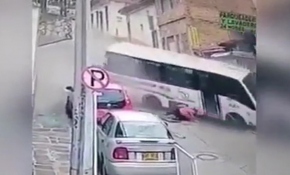 Fırlayan sürücü minibüsün altında kalmaktan son anda kurtuldu