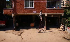 4 metre yüksekliğindeki bisikletiyle Giresun sokaklarında dolaşıyor