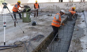 Kilim sererek top oynayan miniklerin halı sahasının inşaatı başladı