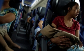 Orta Amerikalı göçmenler otobüslerle geri gönderiliyor