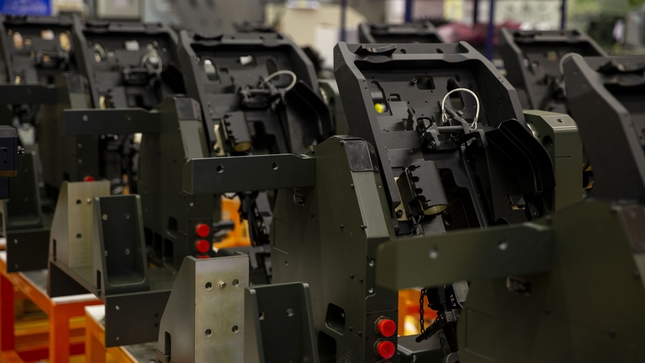 Karataş sözlerine şöyle devam etti:"Daha da önemlisi öğrencilerimize eğitimlerini alırken ASELSAN`ın kültürünü de vermeliyiz. Mesleki ve teknik liseyle yüksek teknolojiye hakim ara eleman yetiştirirken aynı zamanda Türkiye için önemli olan savunma sanayis