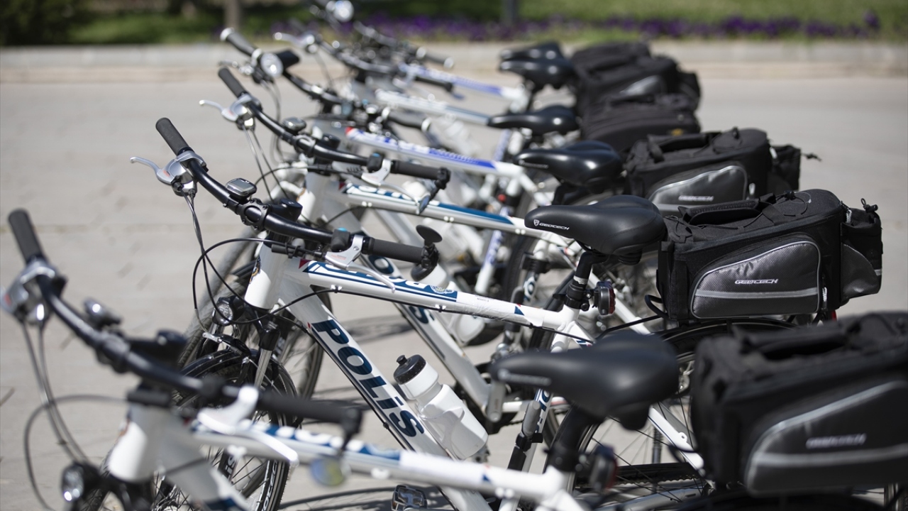 Ankara İl Emniyet Müdürlüğü bünyesinde kurulan ve bisikletli polislerden oluşan "Martı Timleri", Mogan Parkı ve Eymir Gölü etrafında görev yapacak.