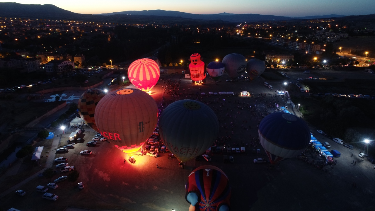 Ürgüp Belediyesinin ev sahipliğinde organize edilen festivalde, Ürgüp Cumhuriyet Meydanı`ndan festival alanına kadar kortej düzenlendi.