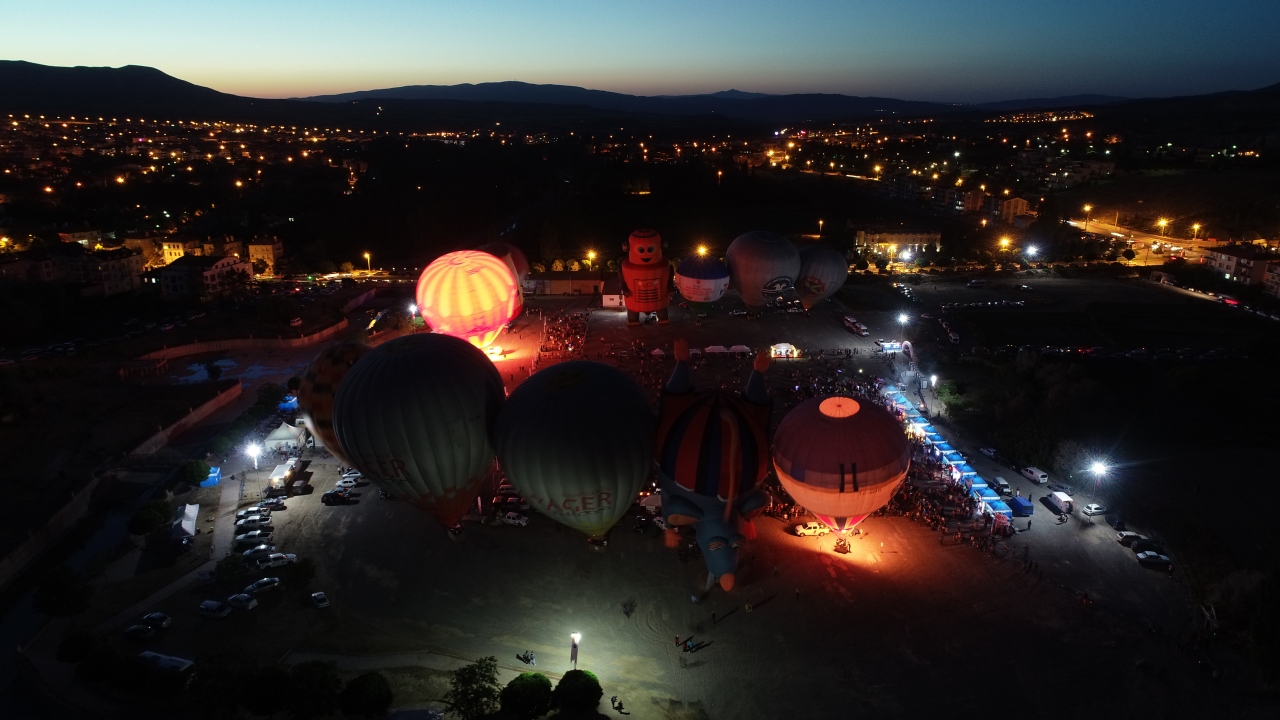 Kapadokya`yı ziyaret eden turistlere için hazırlanan turlarda kullanılan sıcak hava balonları ve festival için yurt dışından getirilen figürlü balonlar müzik eşliğinde ışık gösterisi yaptı.