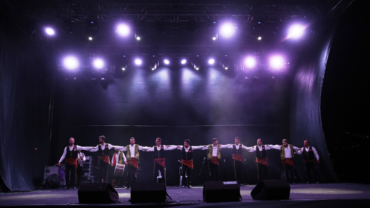 Festivalin ilk günü, Ürgüp Belediyesi Halk Oyunları Ekibi ve Gürcistan Halk Dansları Topluluğunun gösterisiyle tamamlandı.
