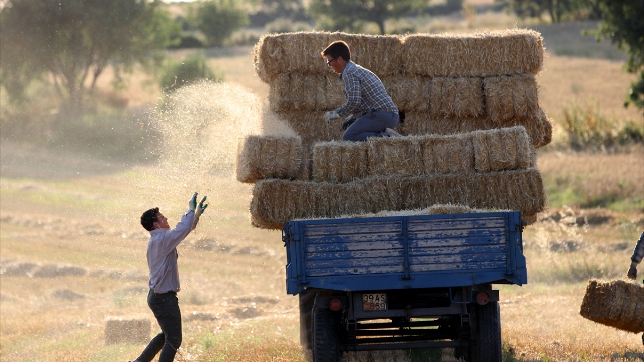 Toz, sıcak, susuzluk demeden çalışan işçiler, mesailerini akşam saatlerine kadar sürdürüyor. 