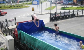Kamyon kasasında yüzen çocuklara havuz sürprizi
