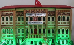 Tarihi binalara maketleriyle hayat veren eski belediye başkanı