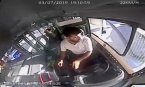 Otobüs sürücüsü, fenalaşan yolcusunu hastaneye götürdü