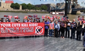 Londra'daki Türkler artan bıçaklı saldırıları protesto etti