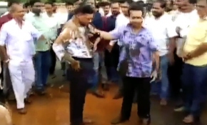 Hindistan'da milletvekili mühendisin başından aşağı çamur döktü