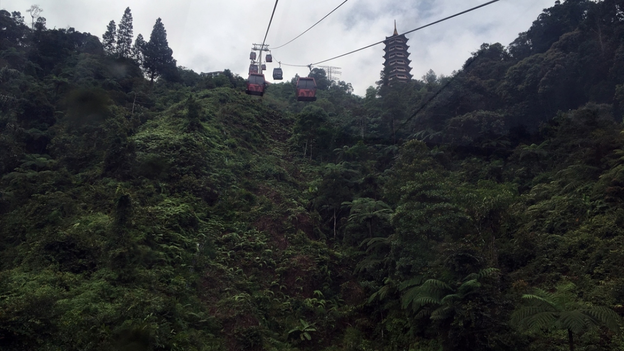 Yaklaşık 10 dakika süren teleferik yolculuğu iki duraktan oluşuyor.