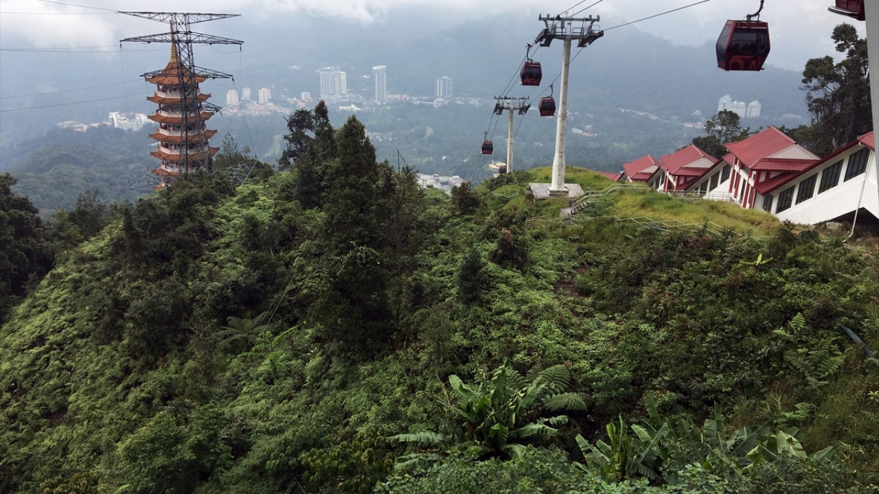 Genting Highlands`deki teleferik hattı, beldenin birçok yerine ulaşımı sağlaması ve eşsiz doğa manzarasıyla ziyaretçilerin öncelikli tercihleri arasında yer alıyor.