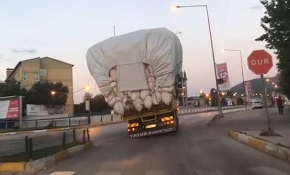 Erzurum'da kamyonla tehlikeli yolculuk