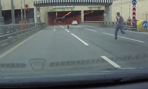 Rusya'da bir sürücü seyir halindeyken fırlayan lastiği kovaladı