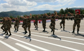 Yemin eden Mehmetçikler zeybek oynadı